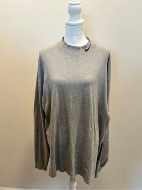 Nike Women’s Gray Long-Sleeve Crewneck Pullover Shirt Defected
